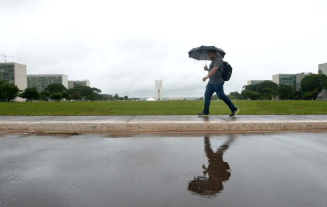 Alerta amarelo emitido para 13/11/2024 indica chuvas intensas e ventania em várias regiões do país. População deve se preparar para possíveis impactos do clima severo.